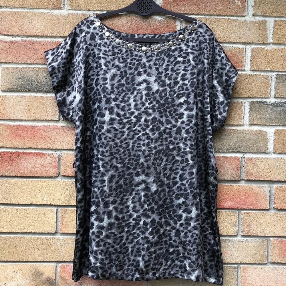 New!! Beautiful Print Shirt!!